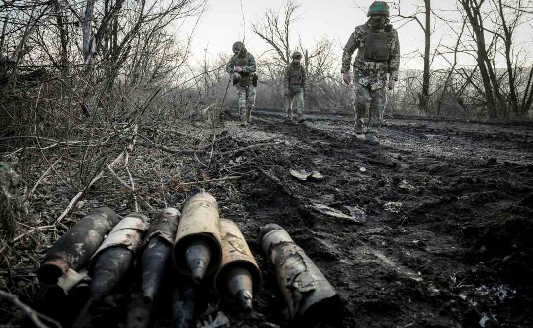 Una fotografía proporcionada por el servicio de prensa de la 24.ª Brigada Mecanizada de las Fuerzas Armadas de Ucrania muestra a militares del grupo de suministro de ingenieros de la 24.ª Brigada Mecanizada limpiando el camino logístico a la ciudad de Chasiv Yar, región de Donetsk, Ucrania, el 13 de enero de 2025, en medio de la Invasión rusa. Foto: EFE