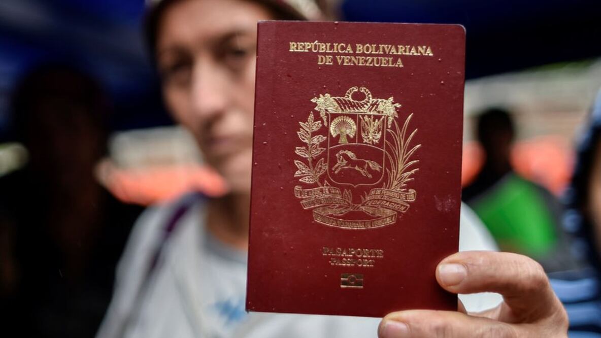 Getty Images Mucha gente ha viajado a Caracas desde lejos para renovar sus pasaportes o para obtener uno nuevo.