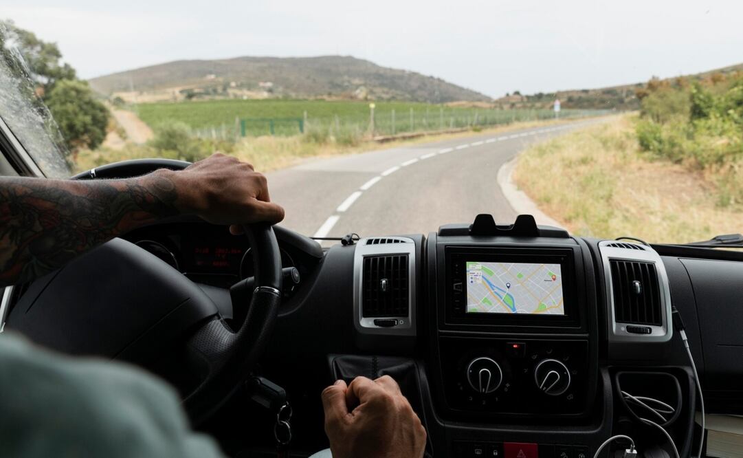 No viajes en carretera sin antes calcular el gasto de gasolina. Foto: Freepik