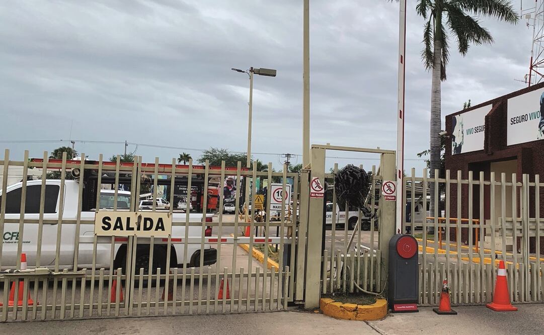 Trabajadores de la CFE colocaron un moño negro en las oficinas regionales, tras el asesinato de dos de sus compañeros.