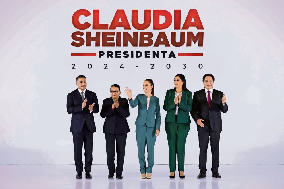 Omar García Harfuch, Rosa Icela Rodríguez, Claudia Sheinbaum Pardo, Ariadna Montiel y Mario Delgado Carrillo, ayer en la presentación de nuevos secretarios. Foto: Diego Simón Sánchez | El Universal