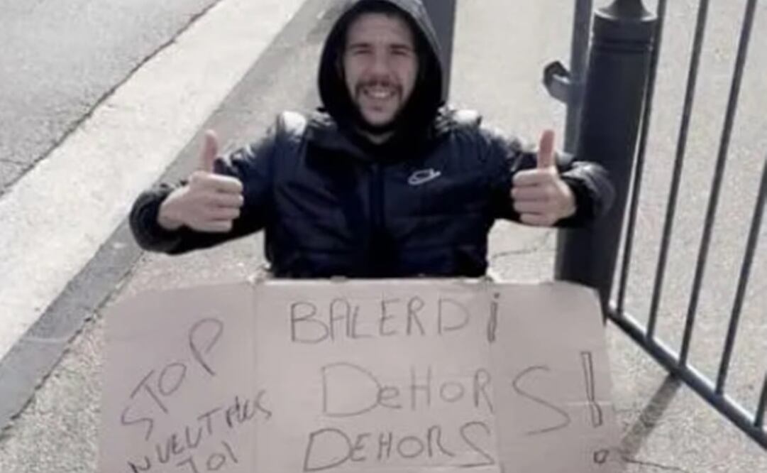 El aficionado posa con sus carteles / Foto: Especiales