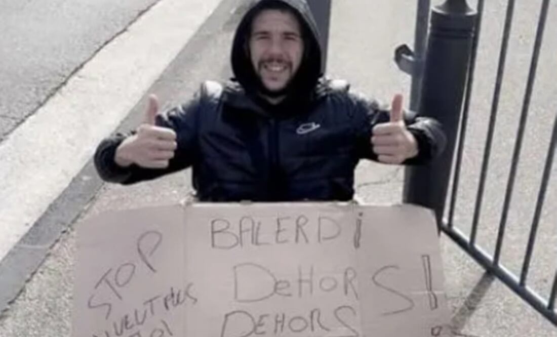 El aficionado posa con sus carteles / Foto: Especiales