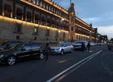 Diputados y senadores se estacionan en doble fila frente a Palacio Nacional