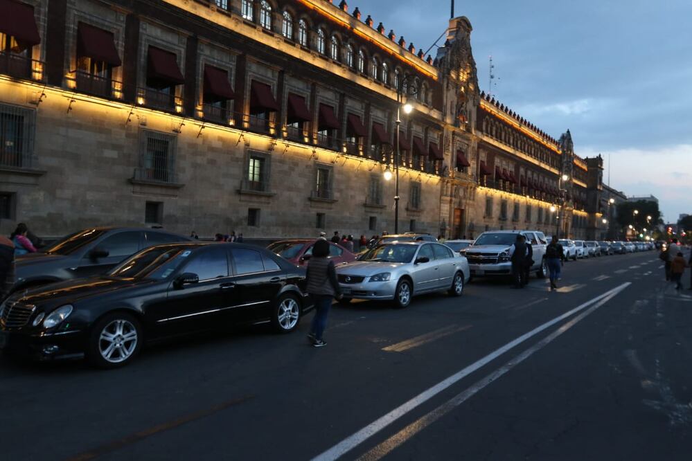 Los legisladores estacionaron sus autos en doble y hasta triple fila en la Plaza de la Constitución (FOTOS: CARLOS MEJÍA. EL UNIVERSAL)