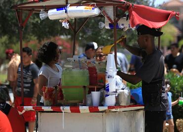 Migrantes cubanos sobreviven en México en la informalidad