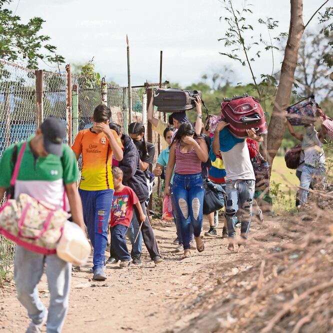 Migrantes venezolanos ingresan ilegalmente a suelo colombiano, en esta imagen de agosto pasado. Foto: AP