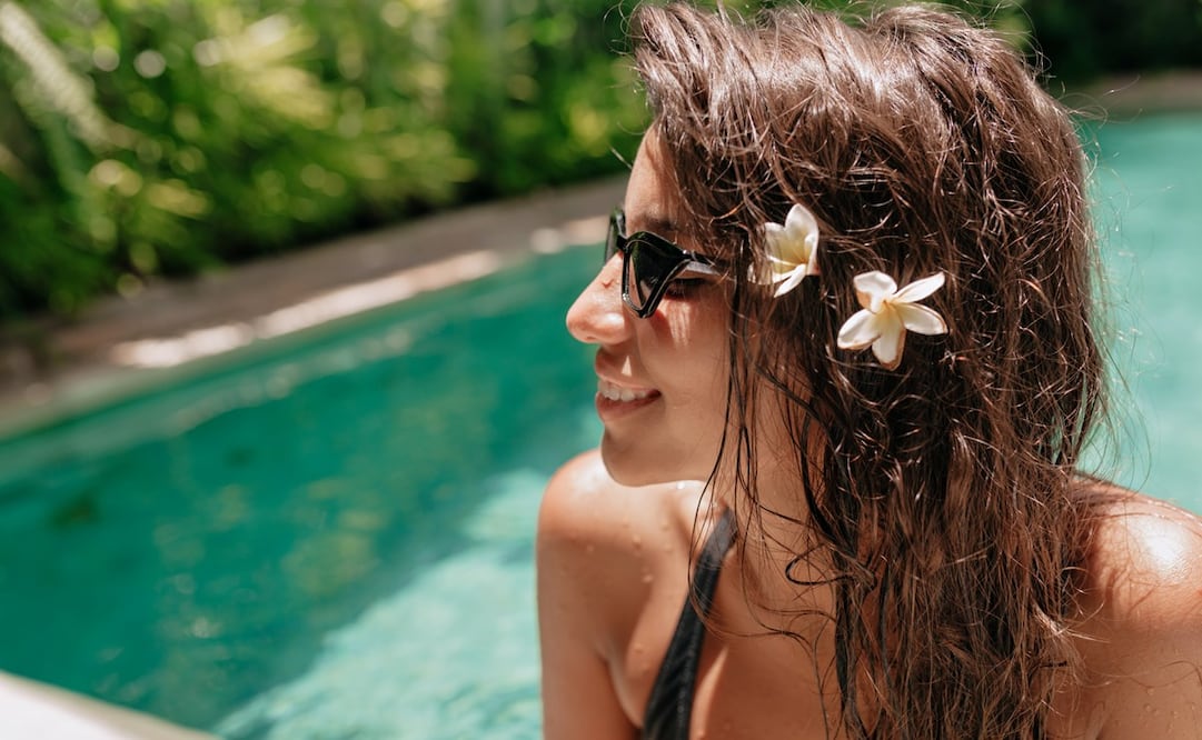 Cuida tu cabello en verano y previene que se reseque. Foto: Freepik