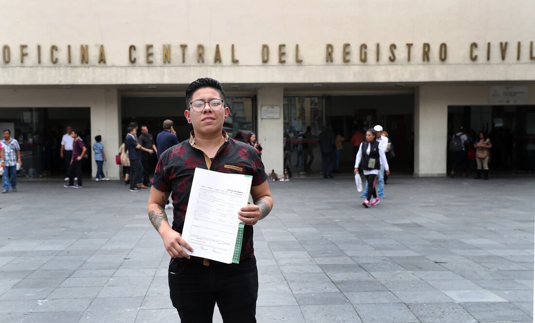 Hace unos días la Consejería Jurídica de la CDMX hizo entrega de actas de nacimiento a personas transgénero, transexual y travesti (ARCHIVO. EL UNIVERSAL)