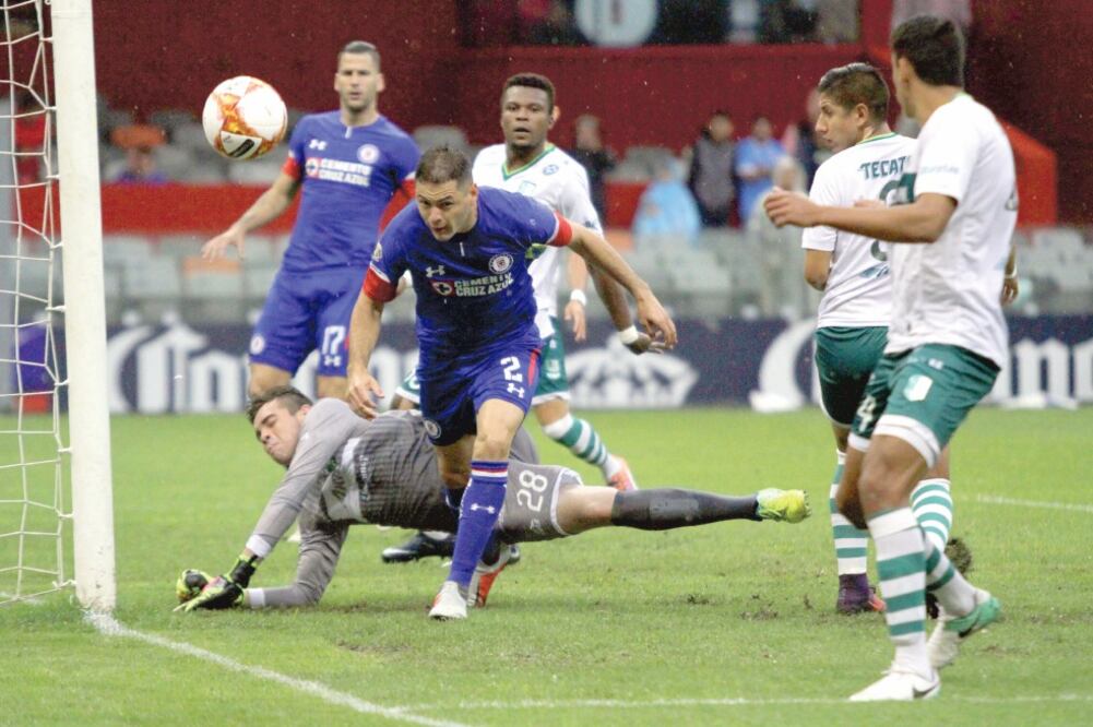 Pablo Aguilar tuvo una buena labor en la zaga celeste (CARLOS MEJÍA. EL UNIVERSAL)