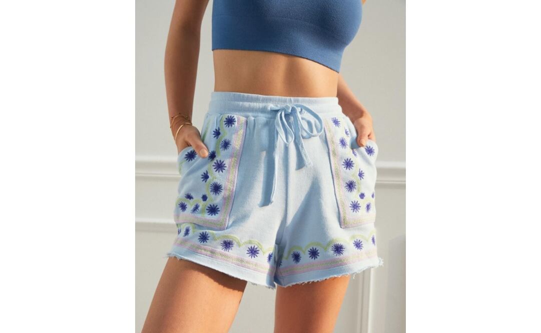 Modelo “Marka embroidered shorts” ​​​​​​​con patrones gráficos de la blusa Xaam Nixuy de Tlahuitoltepec. Imagen: Especial