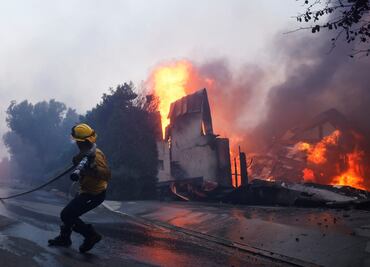 Incendios en California: ¿qué son los vientos de Santa Ana que atizan las voraces llamas y complican combatirlas?