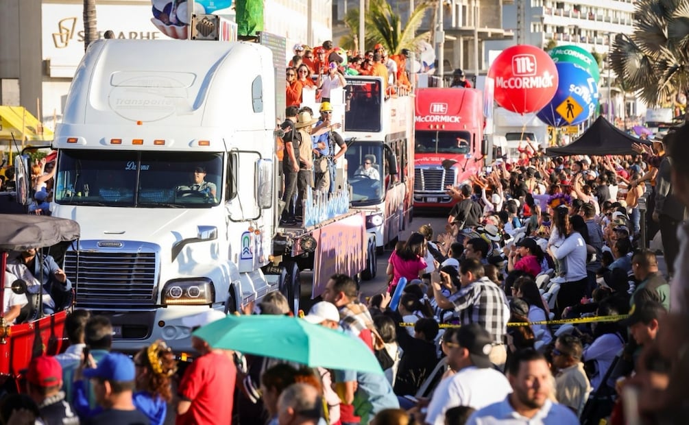 Mazatlán vibra con su carnaval; cerca de 450 mil personas disfrutan del Gran Desfile en el malecón. Foto: Especial
