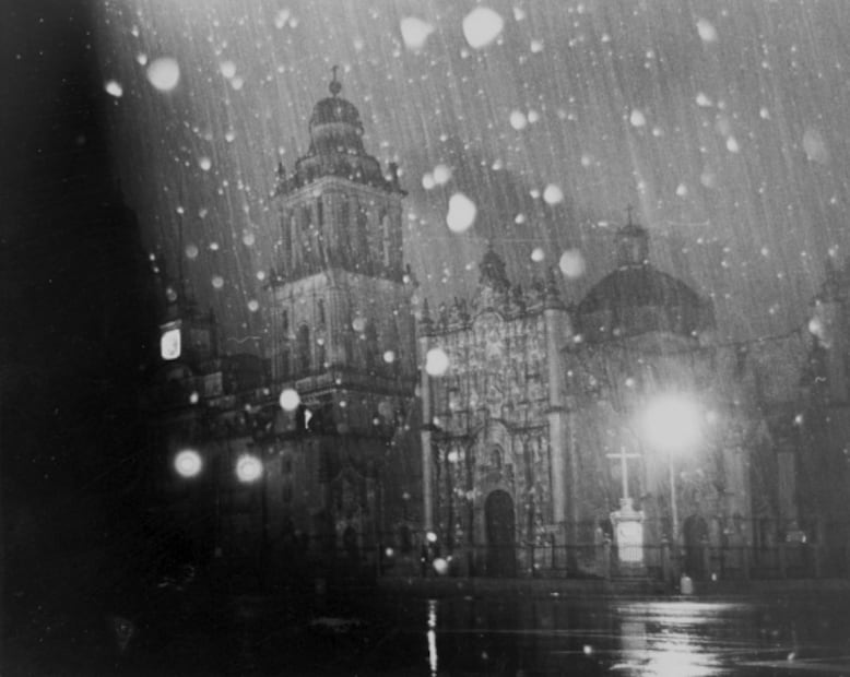 Una balacera y riñas por guerras de bolas de nieve: los estragos que dejó la nevada de la CDMX en 1967