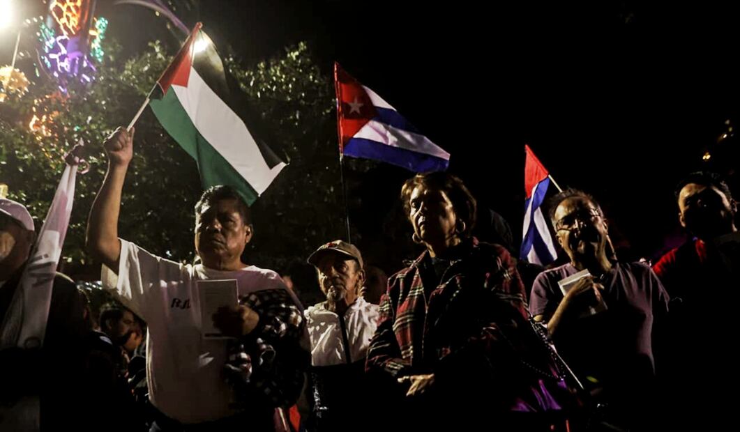 Colectivos a favor de Cuba y ciudadanos cubanos se manifestaron frente a la embajada de Estados Unidos en México contra el bloqueo a la isla, de cara a la votación en la ONU. Foto: Gabriel Pano/EL UNIVERSAL