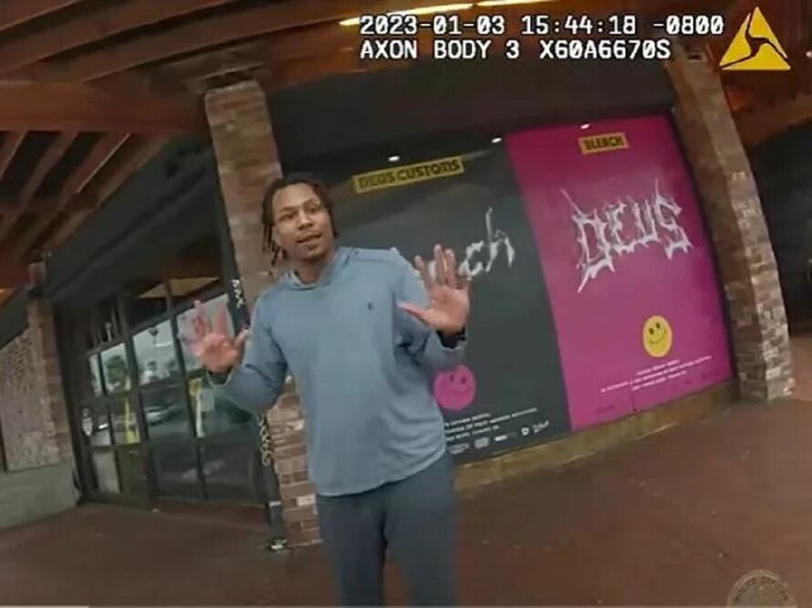 Keenan Anderson se aleja de un oficial en esta captura de pantalla tomada de las imágenes de la cámara corporal publicadas por el Departamento de Policía de Los Ángeles.