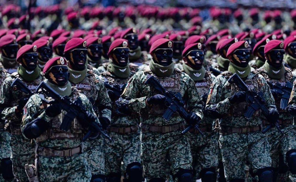 Los integrantes de la Brigada de Fusileros Paracaidistas, conocidos como Boinas Rojas, participaron en la parada militar. Foto Hugo Salvador/El Universal