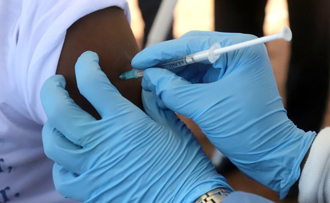 A World Health Organization worker administers a vaccination during the launch of a campaign aimed at beating an outbreak of Ebola in Mbandaka, Democratic Republic of Congo - Photo: Kenny Katombe/REUTERS