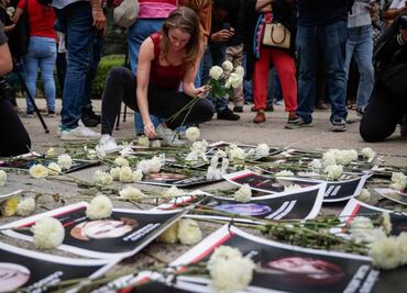 Con fotos, velas y flores, exigen justicia por víctimas del incendio en Juárez frente a Embajada de EU