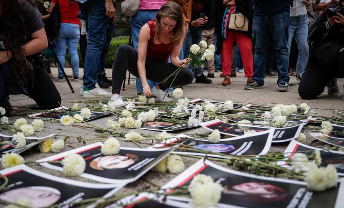 Organizaciones civiles colocaron el memorial en el Antimonumento 72, donde llevaron velas, flores blancas y un moño negro / Diego Simón. EL UNIVERSAL