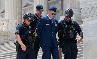 VIDEO: Arrestan en el Capitolio a oficial de la Fuerza Aérea de EU; exige juicio político y destitución de Donald Trump y JD Vance