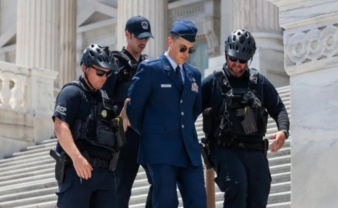 El mayor de la Fuerza Aérea, Jason Watson, fue arrestado por protestar en el Capitolio de EU. Foto: @MeetThePress/X vía / El Tiempo