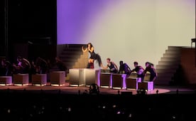 En su primera noche en CDMX, Rosalía ofrece espectáculo con bailarinas de ballet y orquesta en vivo; Kenia Os la acompaña en el escenario