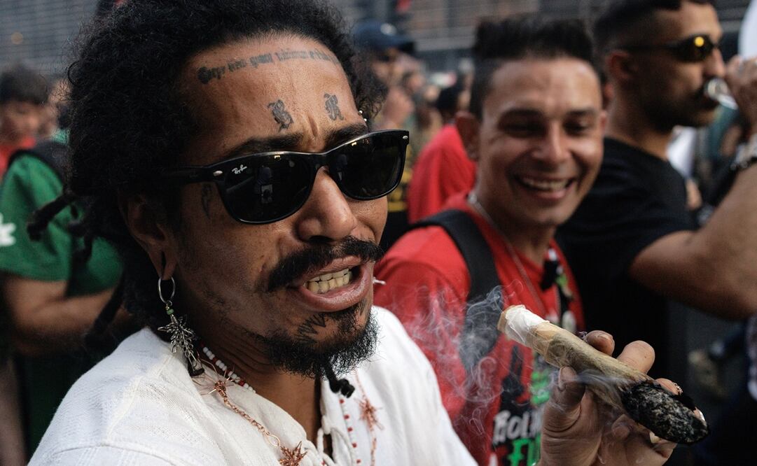 Miles de personas marcharon este domingo en Sao Paulo para pedir la despenalización de la marihuana en Brasil. Foto: EFE/ Isaac Fontana