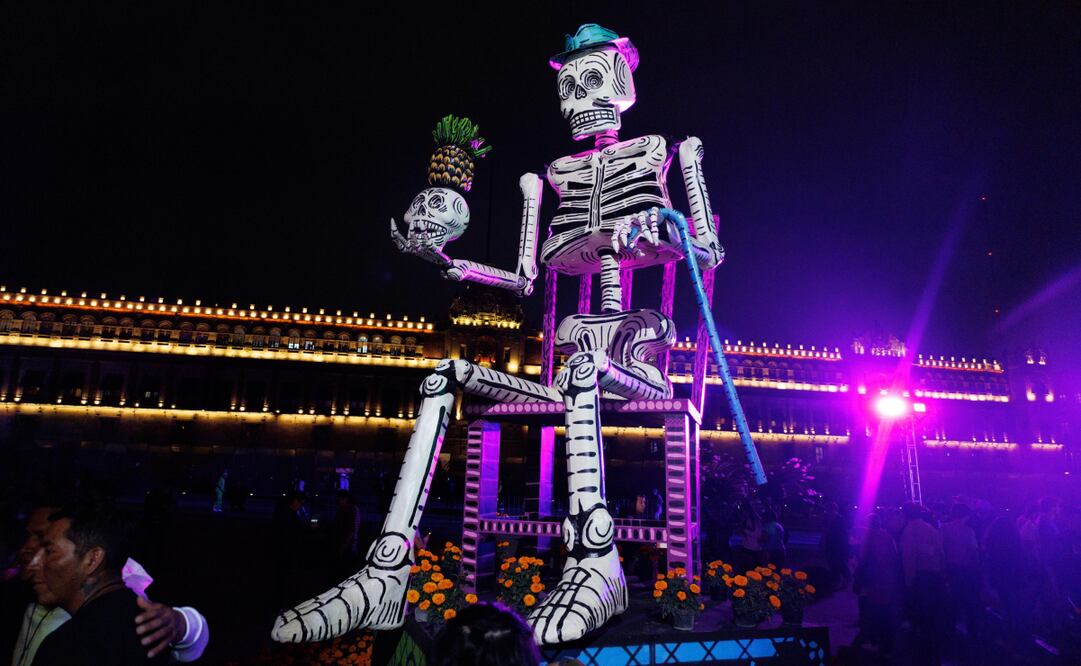 Este miércoles fueron inaugurados el alumbrado decorativo por Día de Muertos y la Megaofrenda en el Zócalo capitalino (30/10/2024). Foto: Yaretzy M. Osnaya/ EL UNIVERSAL
