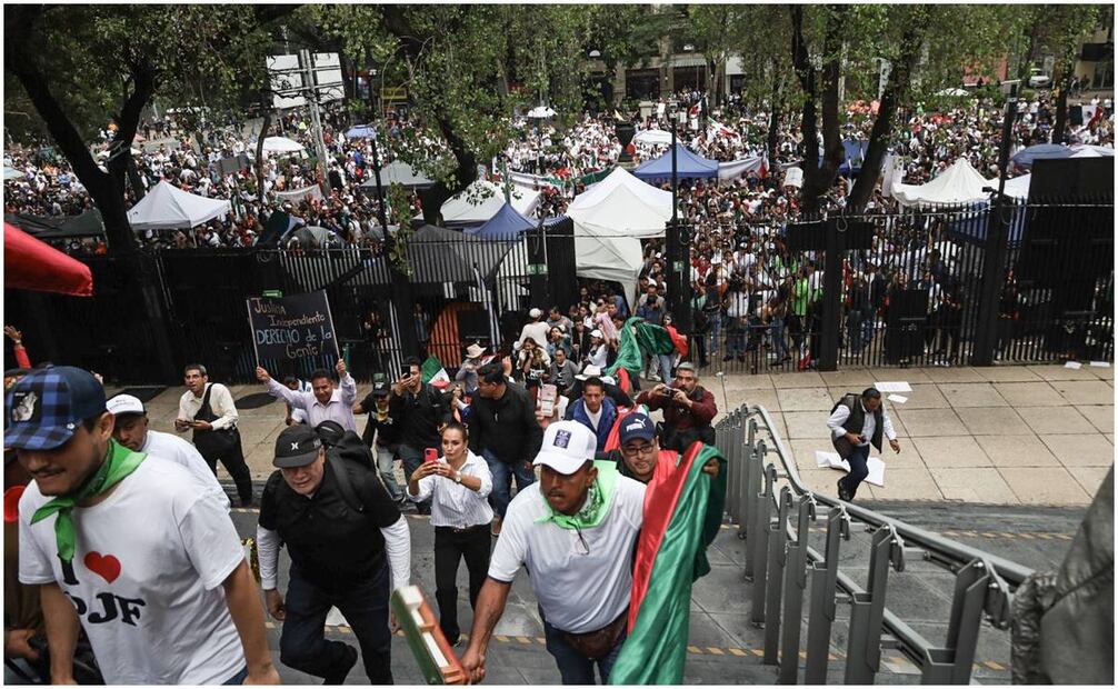 Manifestantes y trabajadores del Poder Judicial ingresan al Senado. Foto: Yaretzy Osnaya