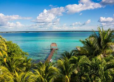 Hospédate en esta casa flotante en la laguna de Bacalar
