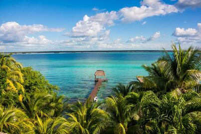 Hospédate en esta casa flotante en la laguna de Bacalar