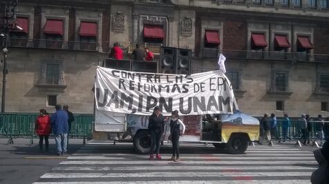 Universitarios protestan contra gasolinazo frente a Palacio Nacional