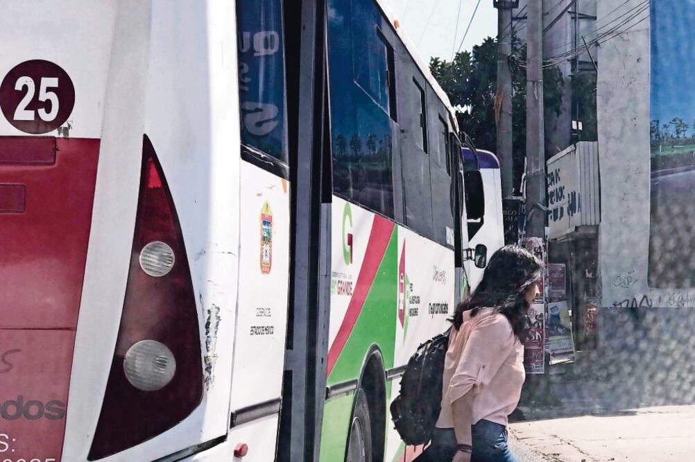 Los pasajeros acusan que no hay un sistema de transporte masivo eficiente para movilizarlos dentro del Estado de México y hacia la Ciudad de México. Foto: REBECA JIMÉNEZ. EL UNIVERSAL