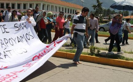 Obligan también a funcionarios a caminar descalzos en Chiapas