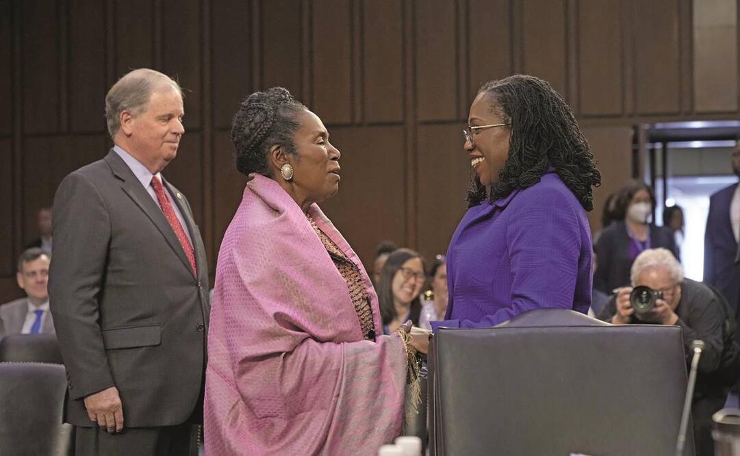 La juez nominada, Ketanji Brown Jackson (der.) recibe el saludo de la representante Sheila Jackson Lee, en la audiencia. Foto: AFP