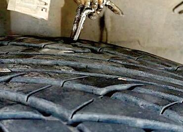 17 autos resultan dañados por púas ponchallantas tras enfrentamiento entre militares y grupo armado en Sinaloa