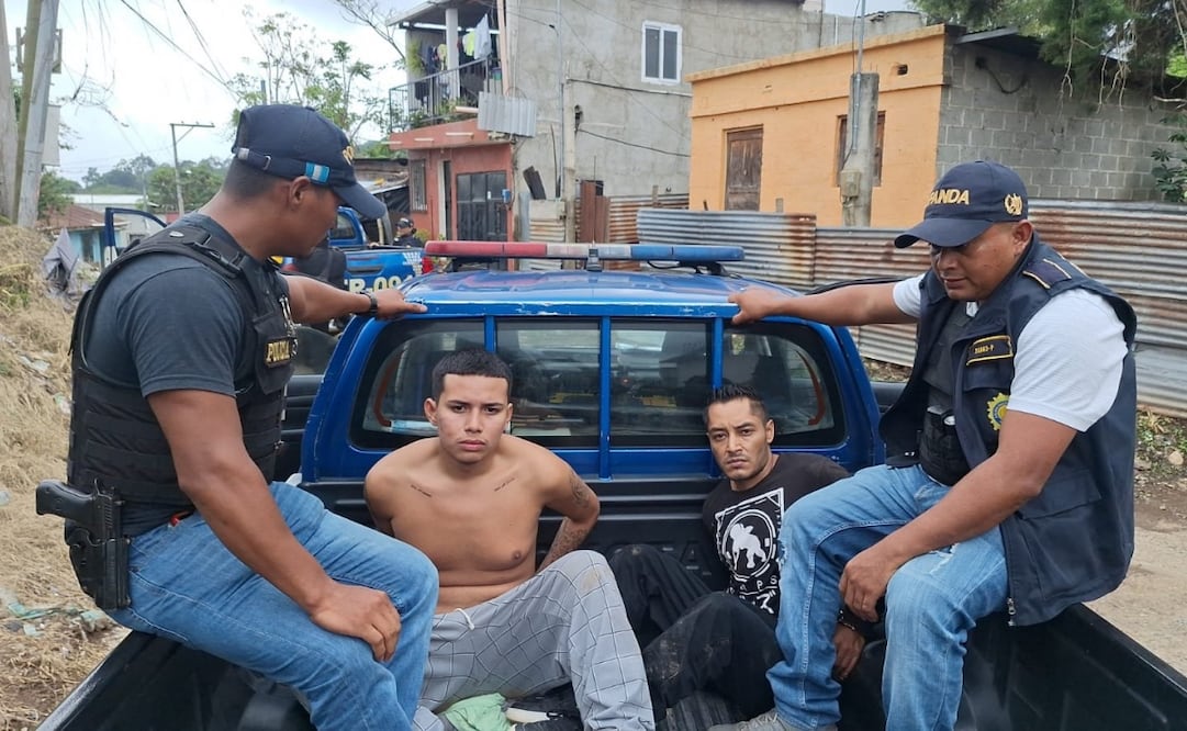 Los dos presuntos integrantes de la Mara Salvatrucha son trasladados por agentes policiales (06/06/2026). Foto: @PNCdeGuatemala