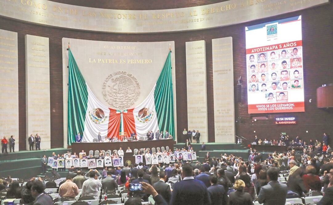 Cuando los padres de los normalistas estaban en la tribuna, en las pantallas de votación se proyectó una imagen con las caras de los jóvenes desaparecidos. Foto: IVÁN STEPHENS. EL UNIVERSAL
