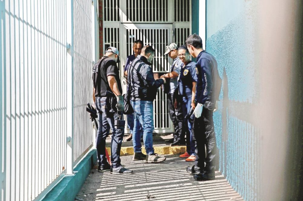 Investigadores buscaron ayer evidencias en el edificio cercano a donde ocurrió la explosión del dron, en Caracas. Foto: ADRIANA LOUREIRO. REUTERS