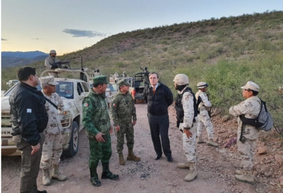 Ebrard recorre lugar de masacre a los LeBarón; no hay tensión con EU, dice