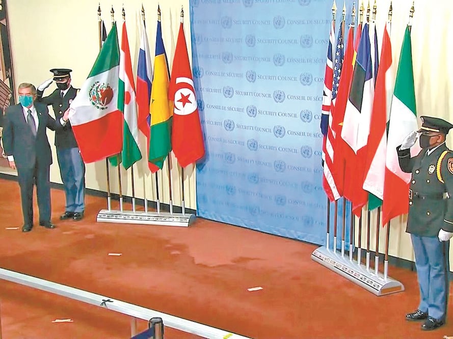 Juan Ramón de la Fuente, embajador de México ante la ONU, estuvo en la ceremonia en la que se colocaron las banderas de las naciones que ingresaron al Consejo de Seguridad. TWITTER 