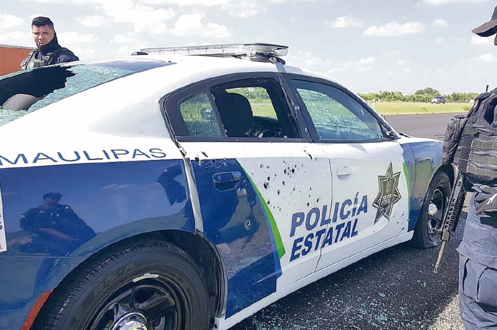 La patrulla de Fuerza Tamaulipas en la que viajaba el agente que perdió la vida quedó en la carretera con decenas de impactos de bala. (FOTO: ESPECIAL)