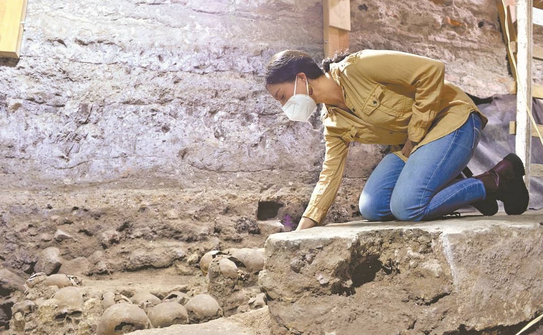Arqueólogos acusaban que los lineamientos aprobados limitaban su labor. En la imagen, una experta del INAH en una excavación en la que hallaron cráneos del huei Tzompantli, en diciembre pasado en la CDMX. Foto: Archivo/ El Universal.