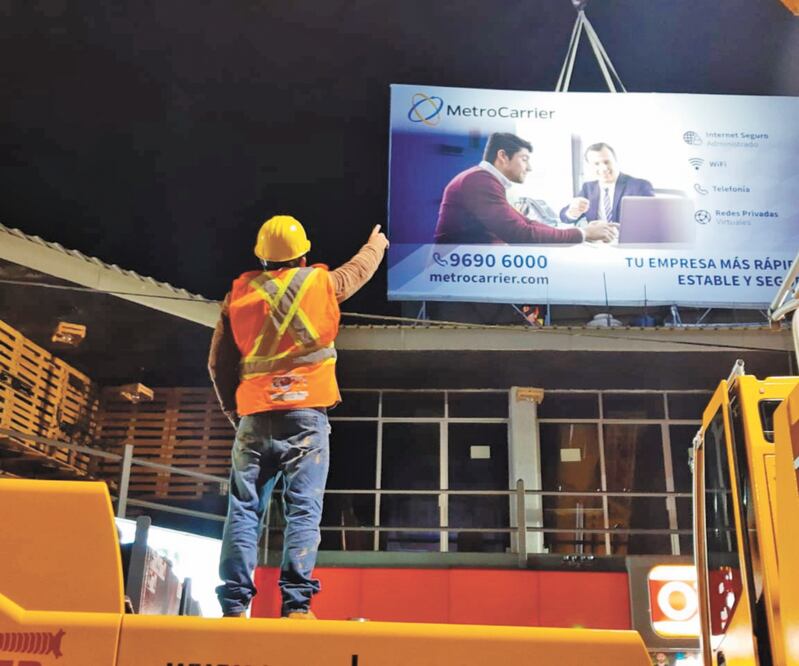 Para retirar un anuncio en Tlalpan, se requirió de grúa y dos cuadrillas con personal especializado para cortar y desmontar las estructuras. Foto: ESPECIAL