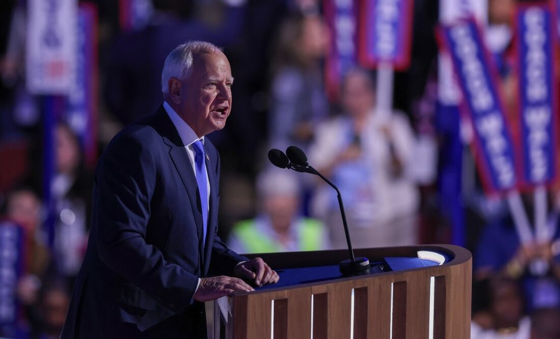 El gobernador de Minnesota y candidato demócrata a la vicepresidencia, Tim Walz, habla durante la tercera noche de la Convención Nacional Demócrata (DNC) en el United Center en Chicago, Illinois. Foto: EFE