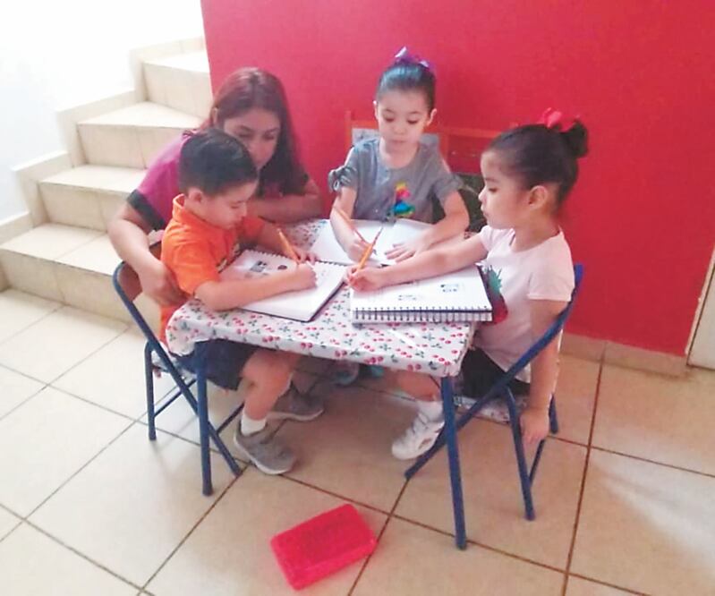 En ocasiones, mientras Beatriz trabaja supervisa que sus hijos realicen las tareas escolares. SANDRA TOVAR. EL UNIVERSAL