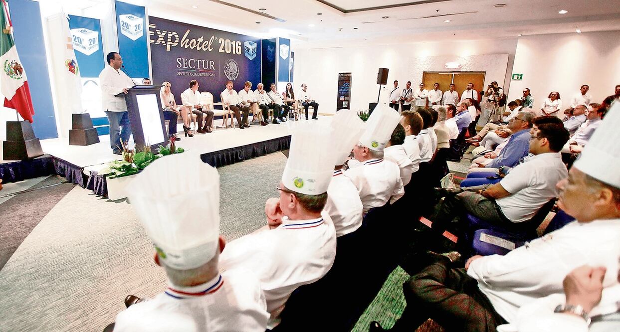 El gobernador Roberto Borge Angulo inauguró ayer la edición 20 de la Exphotel en el Centro de Convenciones de Cancún. En el encuentro participan más de 300 expositores nacionales y más de 150 extranjeros (ESPECIAL)