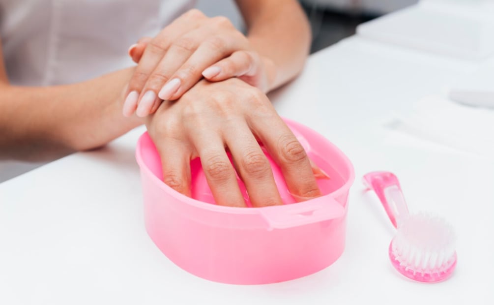 Usa aceites para hidratar tus uñas. Foto: Freepik