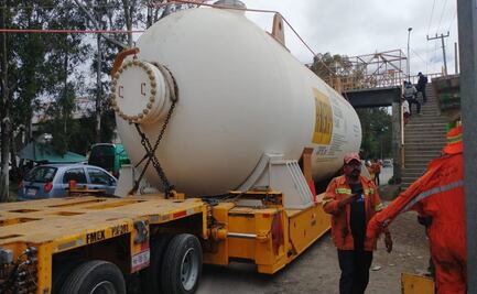 Grúa queda atorada en puente peatonal en carretera federal Texcoco Lechería